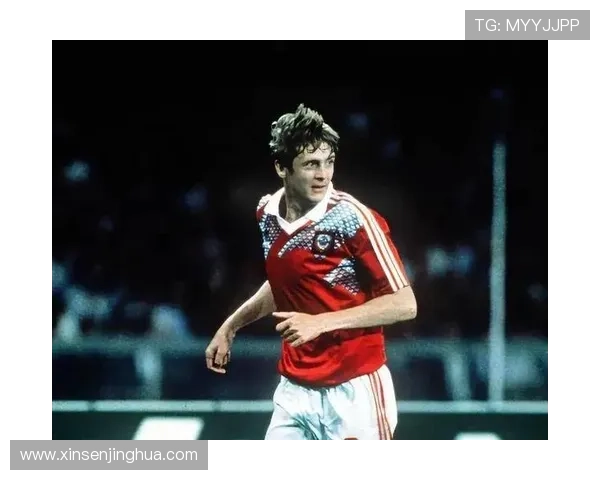 回顾足球历史那些辉煌岁月中的传奇老球员名字与他们的精彩瞬间